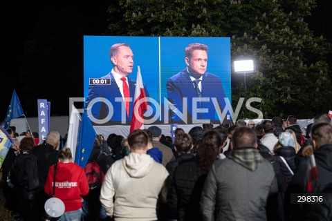  12.05.2025 WARSZAWA<br />
WIEC WYBORCZY RAFALA TRZASKOWSKIEGO PO DEBACIE W TELEWIZJI POLSKIEJ W WARSZAWIE<br />
N/Z KAROL NAWROCKI I RAFAL TRZASKOWSKI NA DEBACIE<br />
FOT. ANTONI BYSZEWSKI/FOTONEWS 