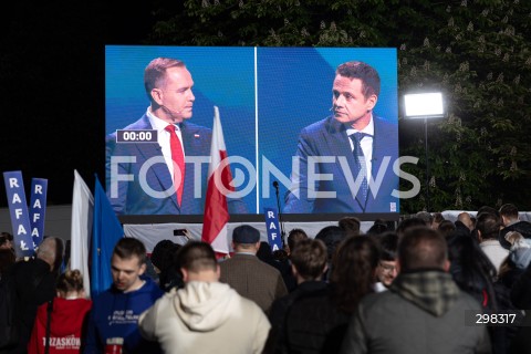  12.05.2025 WARSZAWA<br />
WIEC WYBORCZY RAFALA TRZASKOWSKIEGO PO DEBACIE W TELEWIZJI POLSKIEJ W WARSZAWIE<br />
N/Z KAROL NAWROCKI I RAFAL TRZASKOWSKI NA DEBACIE<br />
FOT. ANTONI BYSZEWSKI/FOTONEWS 