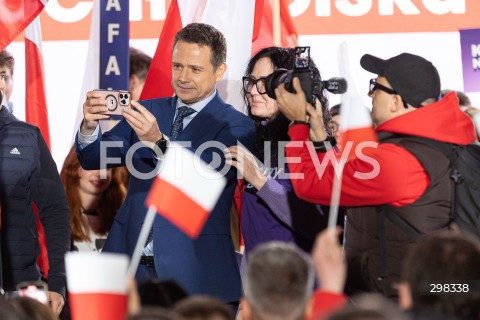  12.05.2025 WARSZAWA<br />
WIEC WYBORCZY RAFALA TRZASKOWSKIEGO PO DEBACIE W TELEWIZJI POLSKIEJ W WARSZAWIE<br />
N/Z RAFAL TRZASKOWSKI<br />
FOT. ANTONI BYSZEWSKI/FOTONEWS 