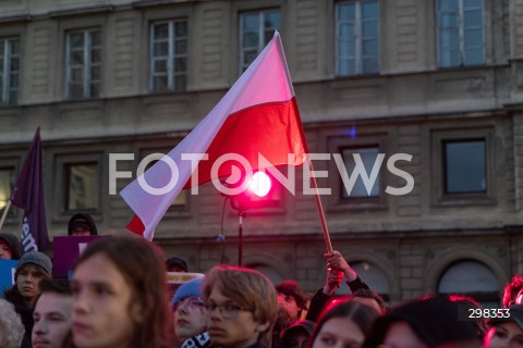  15.05.2025 WARSZAWA<br />
WIEC PRZEDWYBORCZY KANDYDATA NA PREZYDENTA RP ADRIANA ZANDBERGA W WARSZAWIE<br />
N/Z FLAGA POLSKI<br />
FOT. ANTONI BYSZEWSKI/FOTONEWS 