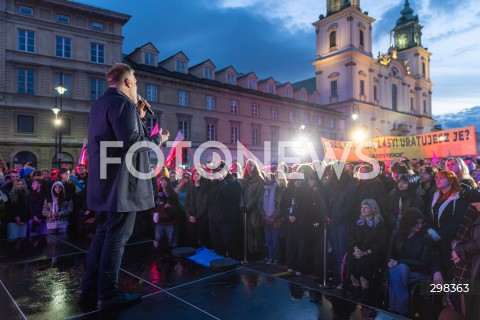  15.05.2025 WARSZAWA<br />
WIEC PRZEDWYBORCZY KANDYDATA NA PREZYDENTA RP ADRIANA ZANDBERGA W WARSZAWIE<br />
N/Z ADRIAN ZANDBERG UCZESTNICY WIECU<br />
FOT. ANTONI BYSZEWSKI/FOTONEWS 