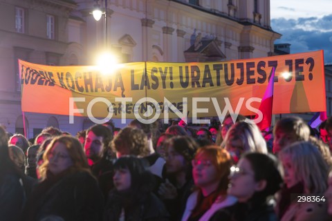  15.05.2025 WARSZAWA<br />
WIEC PRZEDWYBORCZY KANDYDATA NA PREZYDENTA RP ADRIANA ZANDBERGA W WARSZAWIE<br />
N/Z TRANSPARENT GREENPEACE<br />
FOT. ANTONI BYSZEWSKI/FOTONEWS 