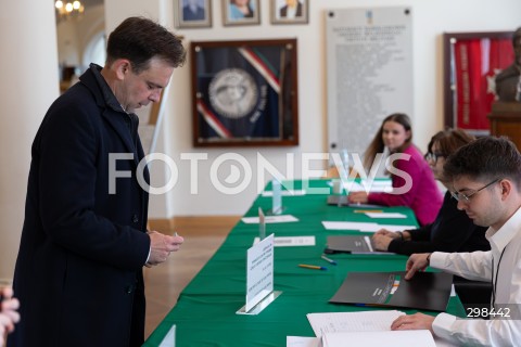  18.05.2025 WARSZAWA<br />
WYBORY PREZYDENCKIE 2025 W WARSZAWIE GLOSOWANIE MINISTRA FINANSOW ANDRZEJA DOMANSKIEGO<br />
N/Z ANDRZEJ DOMANSKI<br />
FOT. ANTONI BYSZEWSKI/FOTONEWS 