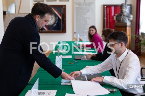  18.05.2025 WARSZAWA<br />
WYBORY PREZYDENCKIE 2025 W WARSZAWIE GLOSOWANIE MINISTRA FINANSOW ANDRZEJA DOMANSKIEGO<br />
N/Z ANDRZEJ DOMANSKI<br />
FOT. ANTONI BYSZEWSKI/FOTONEWS 