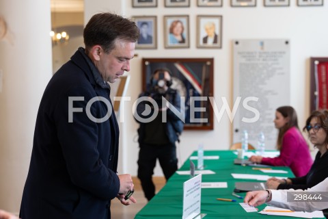  18.05.2025 WARSZAWA<br />
WYBORY PREZYDENCKIE 2025 W WARSZAWIE GLOSOWANIE MINISTRA FINANSOW ANDRZEJA DOMANSKIEGO<br />
N/Z ANDRZEJ DOMANSKI<br />
FOT. ANTONI BYSZEWSKI/FOTONEWS 