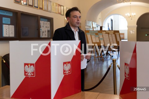  18.05.2025 WARSZAWA<br />
WYBORY PREZYDENCKIE 2025 W WARSZAWIE GLOSOWANIE MINISTRA FINANSOW ANDRZEJA DOMANSKIEGO<br />
N/Z ANDRZEJ DOMANSKI<br />
FOT. ANTONI BYSZEWSKI/FOTONEWS 