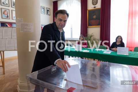  18.05.2025 WARSZAWA<br />
WYBORY PREZYDENCKIE 2025 W WARSZAWIE GLOSOWANIE MINISTRA FINANSOW ANDRZEJA DOMANSKIEGO<br />
N/Z ANDRZEJ DOMANSKI<br />
FOT. ANTONI BYSZEWSKI/FOTONEWS 