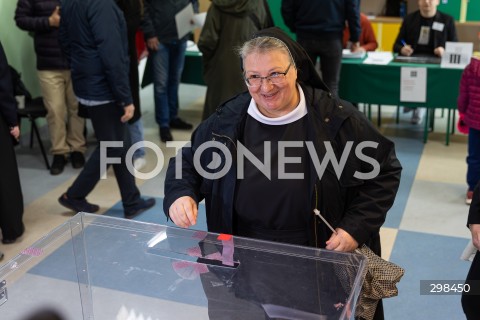  18.05.2025 WARSZAWA<br />
WYBORY PREZYDENCKIE 2025 W WARSZAWIE<br />
N/Z WYBORCY PRZY URNIE<br />
FOT. ANTONI BYSZEWSKI/FOTONEWS 