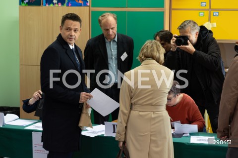  18.05.2025 WARSZAWA<br />
WYBORY PREZYDENCKIE 2025 W WARSZAWIE<br />
GLOSOWANIE PREZYDENTA M.ST WARSZAWY RAFALA TRZASKOWSKIEGO WRAZ Z ZONA<br />
N/Z RAFAL TRZASKOWSKI<br />
FOT. ANTONI BYSZEWSKI/FOTONEWS 