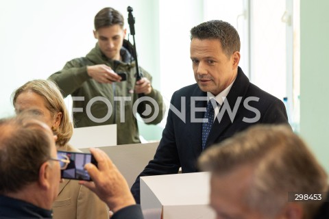  18.05.2025 WARSZAWA<br />
WYBORY PREZYDENCKIE 2025 W WARSZAWIE<br />
GLOSOWANIE PREZYDENTA M.ST WARSZAWY RAFALA TRZASKOWSKIEGO WRAZ Z ZONA<br />
N/Z RAFAL TRZASKOWSKI<br />
FOT. ANTONI BYSZEWSKI/FOTONEWS 