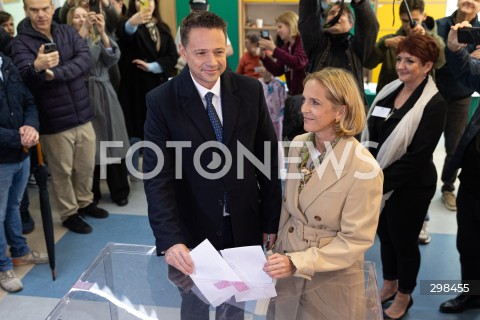  18.05.2025 WARSZAWA<br />
WYBORY PREZYDENCKIE 2025 W WARSZAWIE<br />
GLOSOWANIE PREZYDENTA M.ST WARSZAWY RAFALA TRZASKOWSKIEGO WRAZ Z ZONA<br />
N/Z RAFAL TRZASKOWSKI MALGORZATA TRZASKOWSKA<br />
FOT. ANTONI BYSZEWSKI/FOTONEWS 