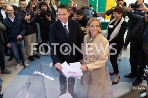  18.05.2025 WARSZAWA<br />
WYBORY PREZYDENCKIE 2025 W WARSZAWIE<br />
GLOSOWANIE PREZYDENTA M.ST WARSZAWY RAFALA TRZASKOWSKIEGO WRAZ Z ZONA<br />
N/Z RAFAL TRZASKOWSKI MALGORZATA TRZASKOWSKA<br />
FOT. ANTONI BYSZEWSKI/FOTONEWS 
