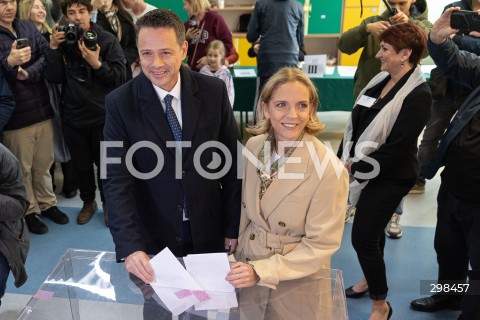  18.05.2025 WARSZAWA<br />
WYBORY PREZYDENCKIE 2025 W WARSZAWIE<br />
GLOSOWANIE PREZYDENTA M.ST WARSZAWY RAFALA TRZASKOWSKIEGO WRAZ Z ZONA<br />
N/Z RAFAL TRZASKOWSKI MALGORZATA TRZASKOWSKA<br />
FOT. ANTONI BYSZEWSKI/FOTONEWS 