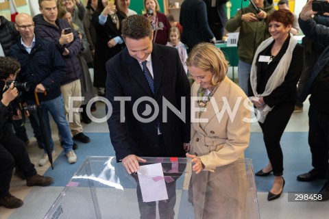  18.05.2025 WARSZAWA<br />
WYBORY PREZYDENCKIE 2025 W WARSZAWIE<br />
GLOSOWANIE PREZYDENTA M.ST WARSZAWY RAFALA TRZASKOWSKIEGO WRAZ Z ZONA<br />
N/Z RAFAL TRZASKOWSKI MALGORZATA TRZASKOWSKA<br />
FOT. ANTONI BYSZEWSKI/FOTONEWS 