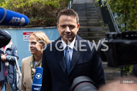  18.05.2025 WARSZAWA<br />
WYBORY PREZYDENCKIE 2025 W WARSZAWIE<br />
GLOSOWANIE PREZYDENTA M.ST WARSZAWY RAFALA TRZASKOWSKIEGO WRAZ Z ZONA<br />
N/Z RAFAL TRZASKOWSKI<br />
FOT. ANTONI BYSZEWSKI/FOTONEWS 