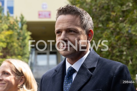  18.05.2025 WARSZAWA<br />
WYBORY PREZYDENCKIE 2025 W WARSZAWIE<br />
GLOSOWANIE PREZYDENTA M.ST WARSZAWY RAFALA TRZASKOWSKIEGO WRAZ Z ZONA<br />
N/Z RAFAL TRZASKOWSKI<br />
FOT. ANTONI BYSZEWSKI/FOTONEWS 