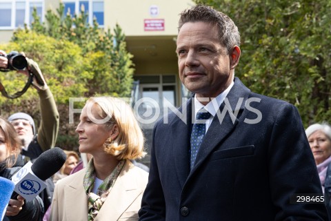  18.05.2025 WARSZAWA<br />
WYBORY PREZYDENCKIE 2025 W WARSZAWIE<br />
GLOSOWANIE PREZYDENTA M.ST WARSZAWY RAFALA TRZASKOWSKIEGO WRAZ Z ZONA<br />
N/Z RAFAL TRZASKOWSKI<br />
FOT. ANTONI BYSZEWSKI/FOTONEWS 