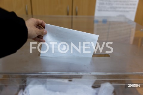  18.05.2025 WARSZAWA<br />
WYBORY PREZYDENCKIE 2025 W WARSZAWIE<br />
N/Z WRZUCANIE KARTY DO GLOSOWANIA DO URNY<br />
FOT. ANTONI BYSZEWSKI/FOTONEWS 