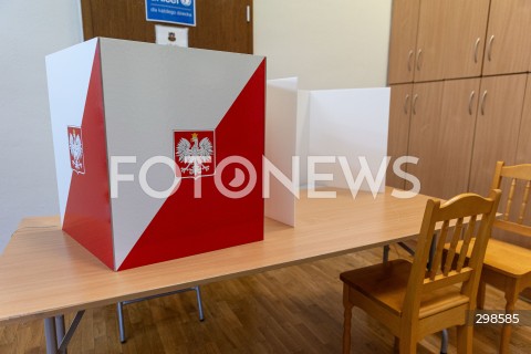  18.05.2025 WARSZAWA<br />
WYBORY PREZYDENCKIE 2025 W WARSZAWIE<br />
N/Z STANOWISKO DO GLOSOWANIA<br />
FOT. ANTONI BYSZEWSKI/FOTONEWS 
