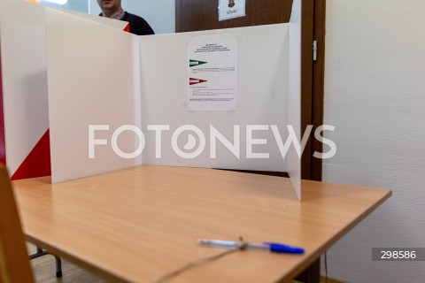  18.05.2025 WARSZAWA<br />
WYBORY PREZYDENCKIE 2025 W WARSZAWIE<br />
N/Z STANOWISKO DO GLOSOWANIA<br />
FOT. ANTONI BYSZEWSKI/FOTONEWS 