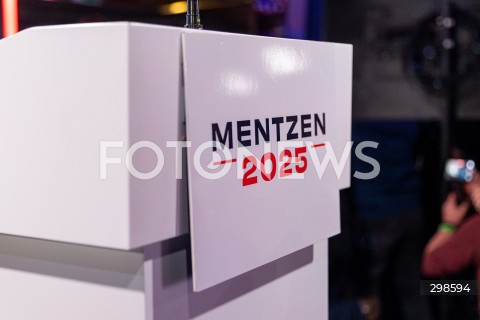  18.05.2025 WARSZAWA<br />
WYBORY PREZYDENCKIE 2025<br />
WIECZOR WYBORCZY SLAWOMIRA MENTZENA<br />
N/Z TABLICZKA NAPIS MENTZEN<br />
FOT. ANTONI BYSZEWSKI/FOTONEWS 