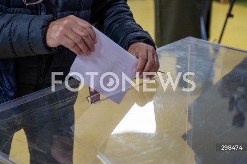  18.05.2025 OTWOCK<br />
WYBORY PREZYDENCKIE 2025<br />
N/Z GLOSOWANIE URNA<br />
FOT. MARCIN BANASZKIEWICZ/FOTONEWS  