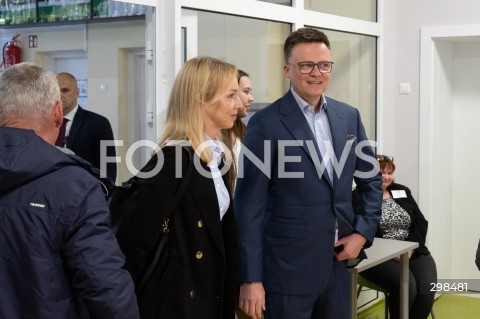  18.05.2025 OTWOCK<br />
WYBORY PREZYDENCKIE 2025<br />
N/Z URSZULA BRZEZINSKA HOLOWNIA SZYMON HOLOWNIA<br />
FOT. MARCIN BANASZKIEWICZ/FOTONEWS  