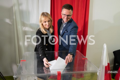  18.05.2025 OTWOCK<br />
WYBORY PREZYDENCKIE 2025<br />
N/Z URSZULA BRZEZINSKA HOLOWNIA SZYMON HOLOWNIA<br />
FOT. MARCIN BANASZKIEWICZ/FOTONEWS  