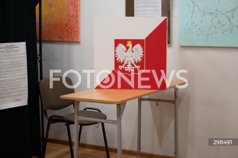  18.05.2025 JOZEFOW<br />
WYBORY PREZYDENCKIE 2025<br />
N/Z STANOWISKO DO GLOSOWANIA<br />
FOT. MARCIN BANASZKIEWICZ/FOTONEWS  