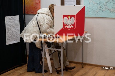  18.05.2025 JOZEFOW<br />
WYBORY PREZYDENCKIE 2025<br />
N/Z STANOWISKO DO GLOSOWANIA<br />
FOT. MARCIN BANASZKIEWICZ/FOTONEWS  