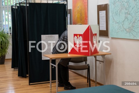  18.05.2025 JOZEFOW<br />
WYBORY PREZYDENCKIE 2025<br />
N/Z STANOWISKO DO GLOSOWANIA<br />
FOT. MARCIN BANASZKIEWICZ/FOTONEWS  