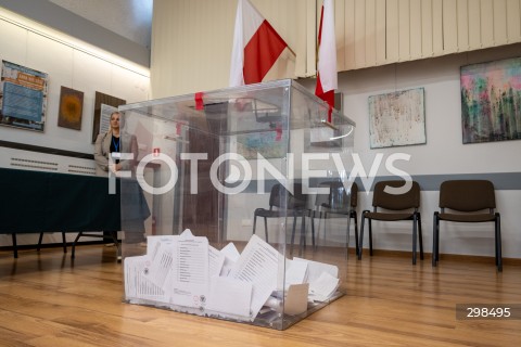  18.05.2025 JOZEFOW<br />
WYBORY PREZYDENCKIE 2025<br />
N/Z URNA WYBORCZA GLOSY<br />
FOT. MARCIN BANASZKIEWICZ/FOTONEWS  