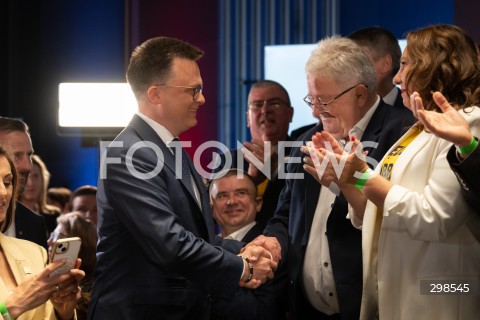  18.05.2025 WARSZAWA<br />
WYBORY PREZYDENCKIE 2025<br />
WIECZOR WYBORCZY SZYMONA HOLOWNI<br />
N/Z SZYMON HOLOWNIA CZESLAW SIEKIERSKI <br />
FOT. MARCIN BANASZKIEWICZ/FOTONEWS  