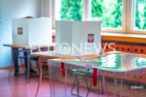  18.05.2025 WARSZAWA<br />
WYBORY PREZYDENCKIE 2025<br />
N/Z URNA WYBORCY GLOSUJACY PRZY URNACH GLOSOWANIE W LOKALU WYBORCZYM <br />
 