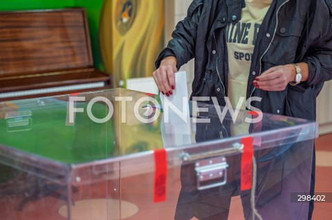  18.05.2025 WARSZAWA<br />
WYBORY PREZYDENCKIE 2025<br />
N/Z URNA WYBORCY GLOSUJACY PRZY URNACH GLOSOWANIE W LOKALU WYBORCZYM <br />
 