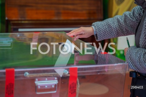  18.05.2025 WARSZAWA<br />
WYBORY PREZYDENCKIE 2025<br />
N/Z URNA WYBORCY GLOSUJACY PRZY URNACH GLOSOWANIE W LOKALU WYBORCZYM <br />
 