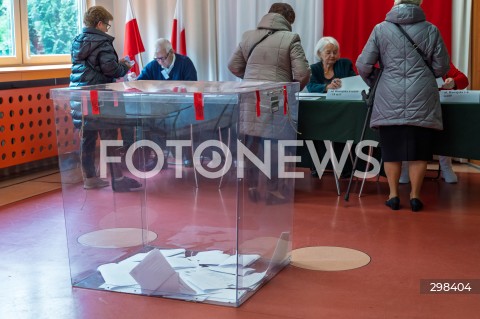  18.05.2025 WARSZAWA<br />
WYBORY PREZYDENCKIE 2025<br />
N/Z URNA WYBORCY GLOSUJACY PRZY URNACH GLOSOWANIE W LOKALU WYBORCZYM <br />
 