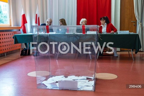  18.05.2025 WARSZAWA<br />
WYBORY PREZYDENCKIE 2025<br />
N/Z URNA WYBORCY GLOSUJACY PRZY URNACH GLOSOWANIE W LOKALU WYBORCZYM <br />
 