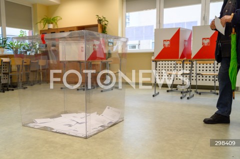  18.05.2025 WARSZAWA<br />
WYBORY PREZYDENCKIE 2025<br />
N/Z URNA WYBORCY GLOSUJACY PRZY URNACH GLOSOWANIE W LOKALU WYBORCZYM <br />
 