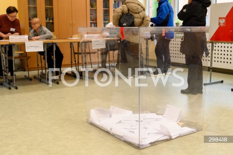  18.05.2025 WARSZAWA<br />
WYBORY PREZYDENCKIE 2025<br />
N/Z URNA WYBORCY GLOSUJACY PRZY URNACH GLOSOWANIE W LOKALU WYBORCZYM <br />
 