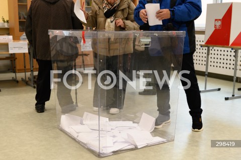  18.05.2025 WARSZAWA<br />
WYBORY PREZYDENCKIE 2025<br />
N/Z URNA WYBORCY GLOSUJACY PRZY URNACH GLOSOWANIE W LOKALU WYBORCZYM <br />
 