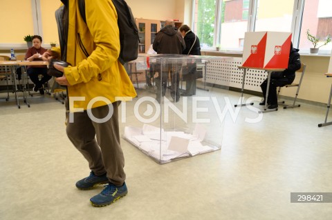  18.05.2025 WARSZAWA<br />
WYBORY PREZYDENCKIE 2025<br />
N/Z URNA WYBORCY GLOSUJACY PRZY URNACH GLOSOWANIE W LOKALU WYBORCZYM <br />
 