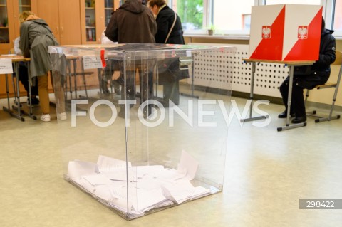  18.05.2025 WARSZAWA<br />
WYBORY PREZYDENCKIE 2025<br />
N/Z URNA WYBORCY GLOSUJACY PRZY URNACH GLOSOWANIE W LOKALU WYBORCZYM <br />
 