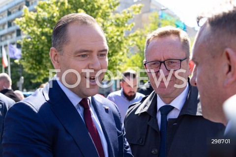  20.05.2025 WARSZAWA<br />
KONFERENCJA PRASOWA KANDYDATA NA PREZYDENTA RP KAROLA NAWROCKIEGO W WARSZAWIE<br />
N/Z KAROL NAWROCKI ROBERT TELUS <br />
FOT. ANTONI BYSZEWSKI/FOTONEWS 