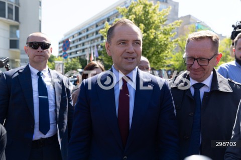  20.05.2025 WARSZAWA<br />
KONFERENCJA PRASOWA KANDYDATA NA PREZYDENTA RP KAROLA NAWROCKIEGO W WARSZAWIE<br />
N/Z KAROL NAWROCKI ROBERT TELUS <br />
FOT. ANTONI BYSZEWSKI/FOTONEWS 