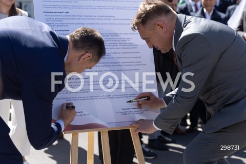  20.05.2025 WARSZAWA<br />
KONFERENCJA PRASOWA KANDYDATA NA PREZYDENTA RP KAROLA NAWROCKIEGO W WARSZAWIE<br />
N/Z KAROL NAWROCKI TOMASZ OBSZANSKI PODPISANIE POROZUMIENIA<br />
FOT. ANTONI BYSZEWSKI/FOTONEWS 