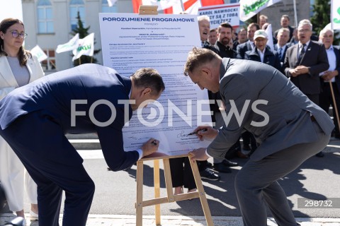  20.05.2025 WARSZAWA<br />
KONFERENCJA PRASOWA KANDYDATA NA PREZYDENTA RP KAROLA NAWROCKIEGO W WARSZAWIE<br />
N/Z KAROL NAWROCKI TOMASZ OBSZANSKI PODPISANIE POROZUMIENIA<br />
FOT. ANTONI BYSZEWSKI/FOTONEWS 