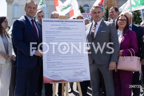  20.05.2025 WARSZAWA<br />
KONFERENCJA PRASOWA KANDYDATA NA PREZYDENTA RP KAROLA NAWROCKIEGO W WARSZAWIE<br />
N/Z KAROL NAWROCKI TOMASZ OBSZANSKI PODPISANIE POROZUMIENIA<br />
FOT. ANTONI BYSZEWSKI/FOTONEWS 