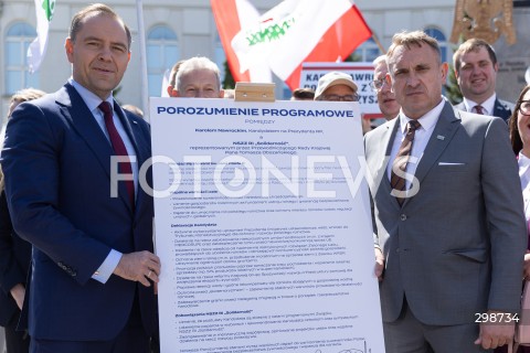  20.05.2025 WARSZAWA<br />
KONFERENCJA PRASOWA KANDYDATA NA PREZYDENTA RP KAROLA NAWROCKIEGO W WARSZAWIE<br />
N/Z KAROL NAWROCKI TOMASZ OBSZANSKI PODPISANIE POROZUMIENIA<br />
FOT. ANTONI BYSZEWSKI/FOTONEWS 