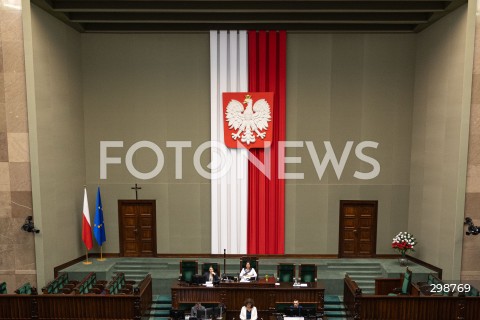  20.05.2025 WARSZAWA<br />
POSIEDZENIE SEJMU W WARSZAWIE<br />
KONFERENCJA PRASOWA MAGDALENY BIEJAT<br />
N/Z SALA PLENARNA FLAGA POLSKI GODLO POLSKIE<br />
FOT. ANTONI BYSZEWSKI/FOTONEWS 